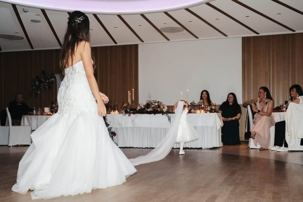 braut kind laeuft mit schleier