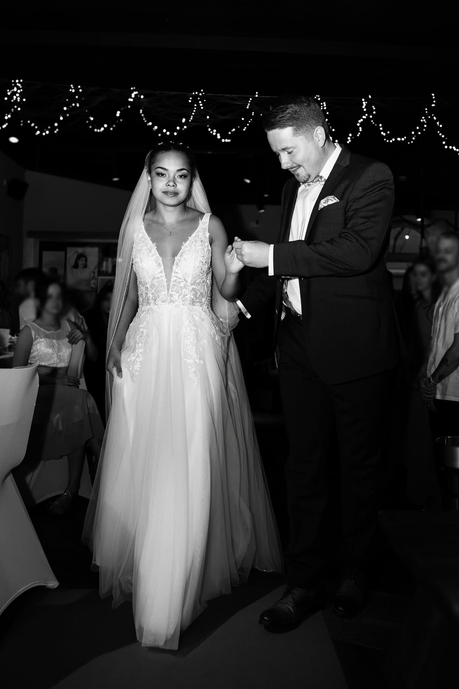 Brautpaar beim Einzug ins Anju in München, emotionaler Moment, Hochzeitsfotograf München.