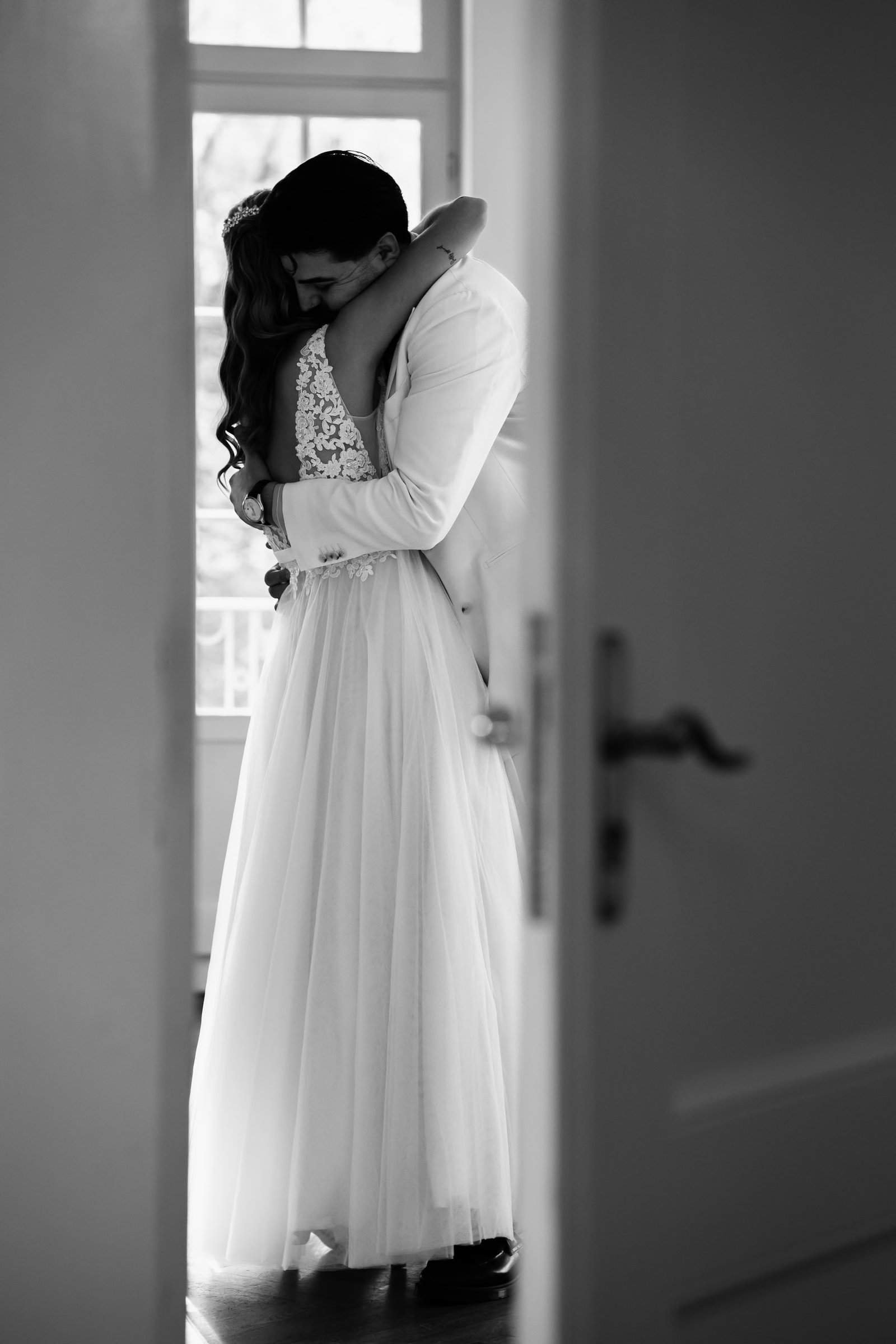 Zwei verliebte Brautpaare umarmen sich, Hochzeitsfotograf München.